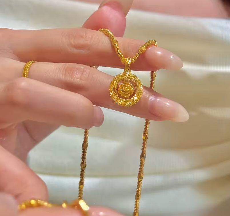 Collar Rosa Encantada de Bella - Edición Magia en Oro de 24K 🌹✨👑