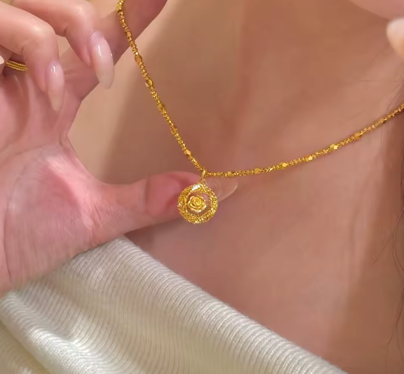 Collar Rosa Encantada de Bella - Edición Magia en Oro de 24K 🌹✨👑