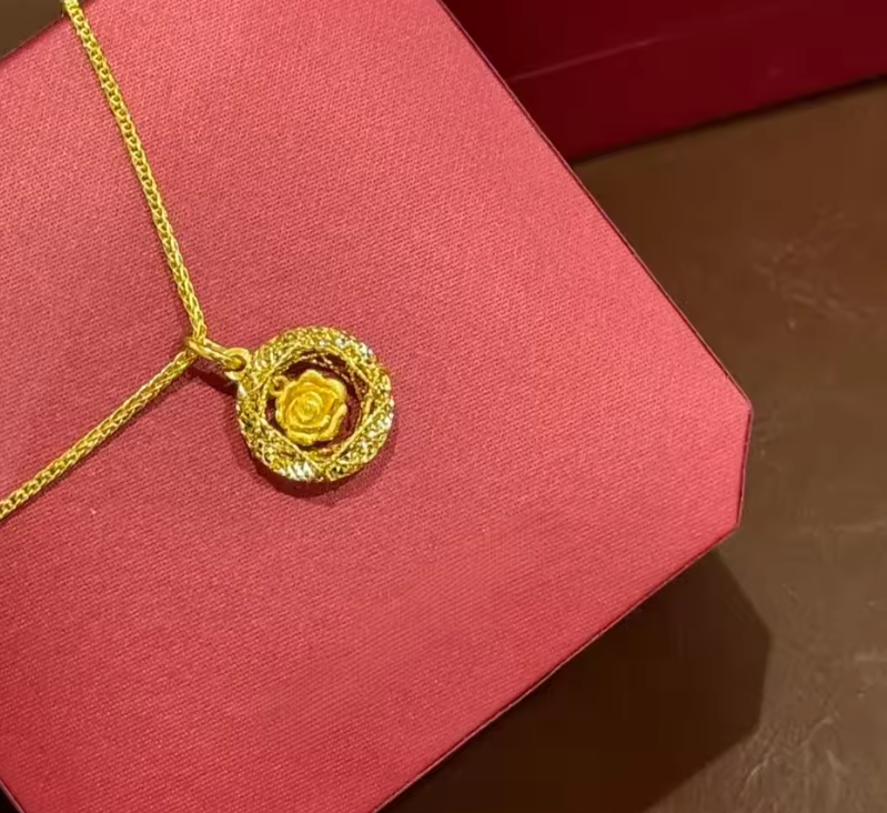 Collar Rosa Encantada de Bella - Edición Magia en Oro de 24K 🌹✨👑